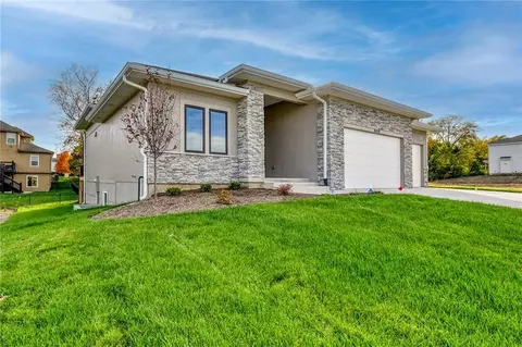 3916 SW Flintrock Dr, Lees Summit, MO 64082