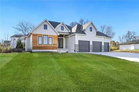 3940 SW Flintrock Dr, Lees Summit, MO 64082