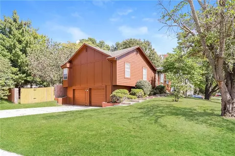 105 NE Leann Dr, Blue Springs, MO 64014