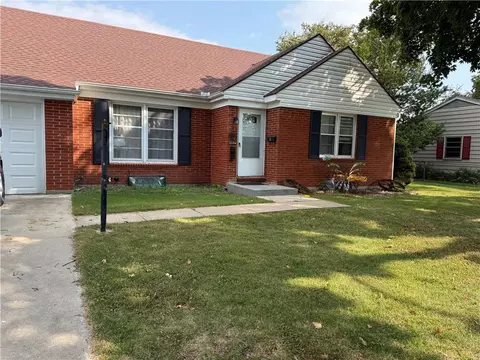 28 Ussery Dr, Lexington, MO 64067