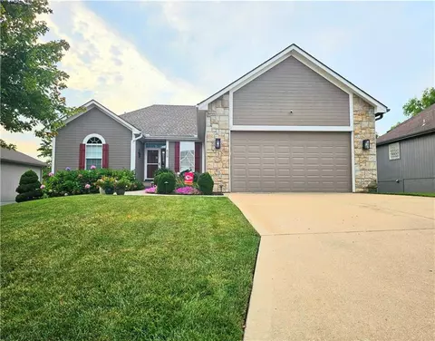 809 NW Poplar Ct, Grain Valley, MO 64029