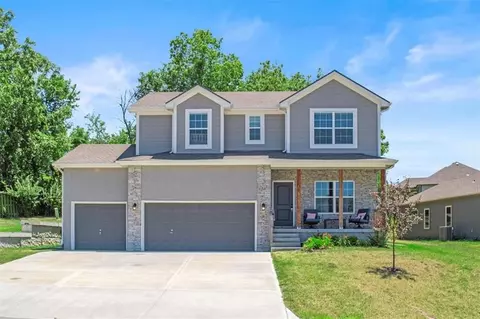 801 NW Hickory Ridge Dr, Grain Valley, MO 64029