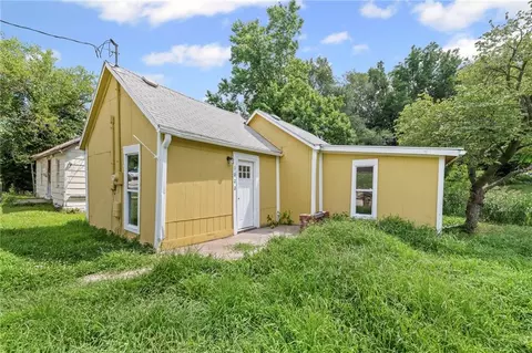 1022 N 8th St, Atchison, KS 66002