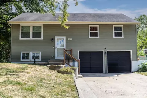 6805 NW 74th St, Kansas City, MO 64152