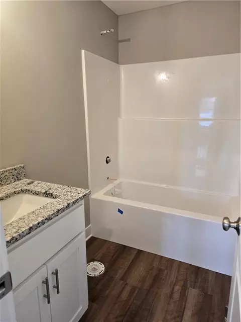 Bath - 513 W Smith St, Spring Hill, KS 66083 photo 1 of 2