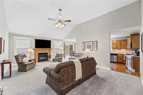 15423 Juniper Ln, Basehor, KS 66007