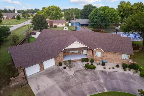 707 Quail Creek Rd, Parsons, KS 67357