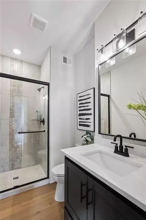 Bath - 5154 NW 47th Ter, Riverside, MO 64150 photo 1 of 4