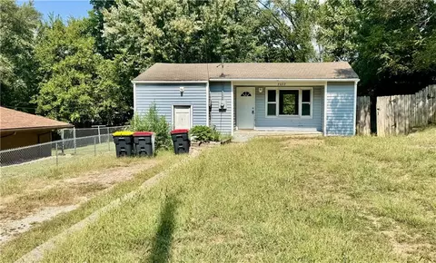 2022 NW 49th Ter, Northmoor, MO 64151