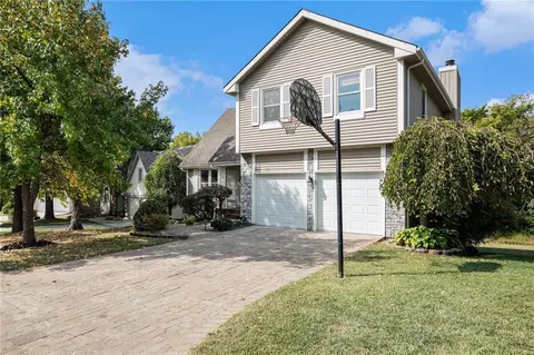 3665 SW Kimstin Cir, Blue Springs, MO 64015