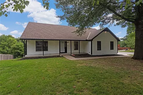 5601 N Flint Ridge Rd, Kansas City, MO 64151