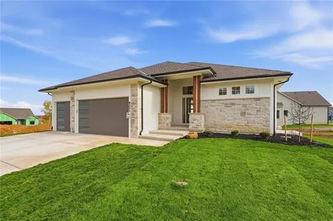 4331 NE Hideaway Dr, Lees Summit, MO 64064