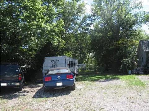 137 E Pacific Ave, Osawatomie, KS 66064