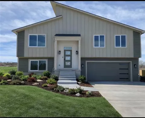 2112 SE Oak Ridge Dr, Oak Grove, MO 64075