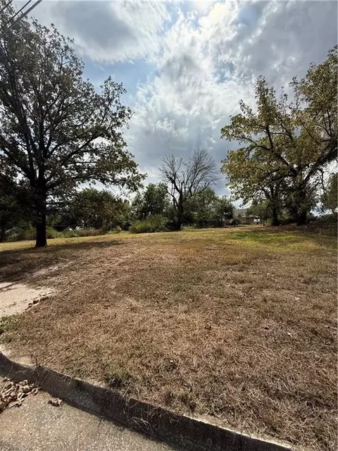 930 E Wooter St, Nevada, MO 64772