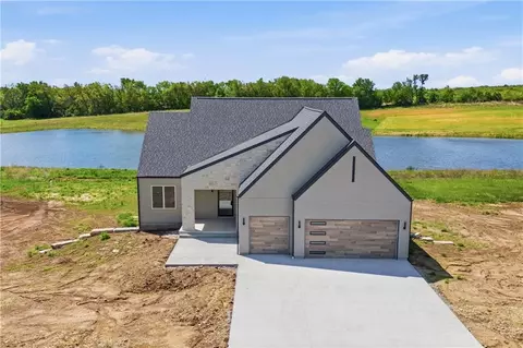 16055 W Eisenhower Rd, Lansing, KS 66043