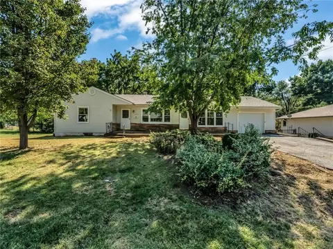 2000 SW Smith St, Blue Springs, MO 64015
