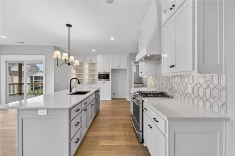 Kitchen - 4867 NW Vicolo Dellamore Way, Riverside, MO 64150 photo 3 of 7