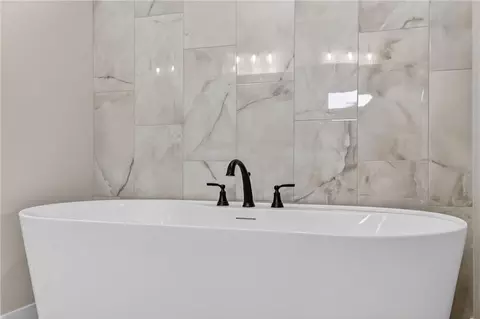 Bath - 4867 NW Vicolo Dellamore Way, Riverside, MO 64150 photo 3 of 9