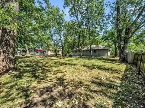 Exterior - 1300 NE Browning Ln, Lees Summit, MO 64086 photo 6 of 7