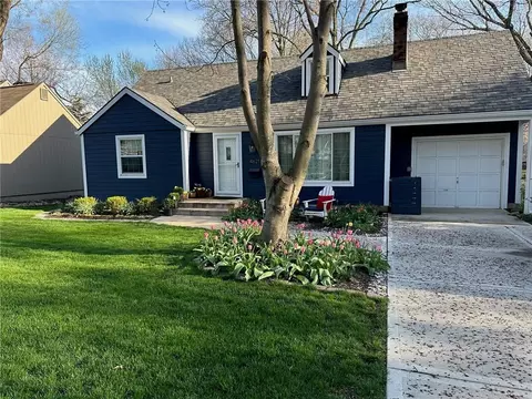 4621 W 71st St, Prairie Village, KS 66208
