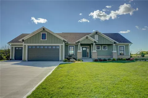 3 Red Fox Cir, Lake Winnebago, MO 64034