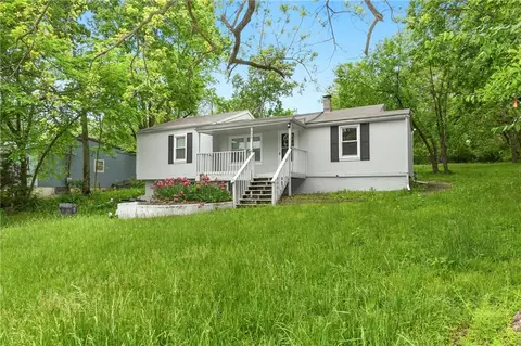 405 S Bellemere Rd, Blue Springs, MO 64015