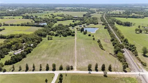 27627 W 335th St, Osawatomie, KS 66064