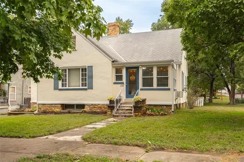 110 E Piankishaw St, Paola, KS 66071