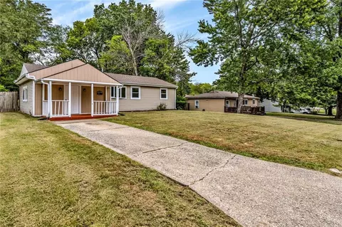 810 NE 62nd St, Gladstone, MO 64118