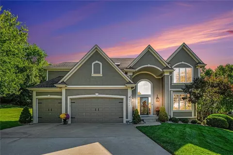 5704 NE Pearl Ct, Lees Summit, MO 64064