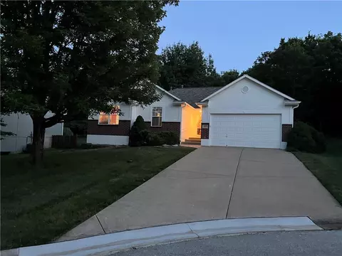 1203 Lakeview Dr, Grain Valley, MO 64029
