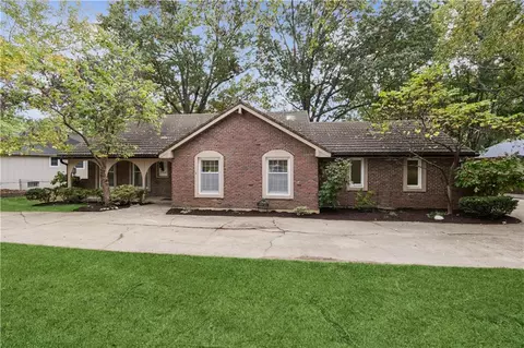 12640 Oakmont Dr, Kansas City, MO 64145