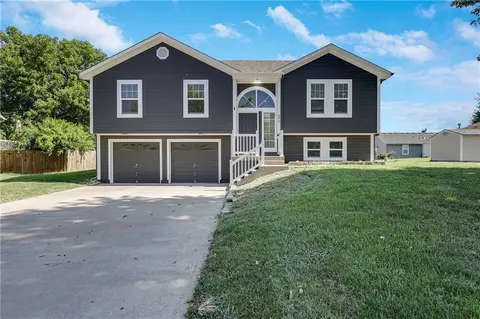 405 S Monroe St, Raymore, MO 64083