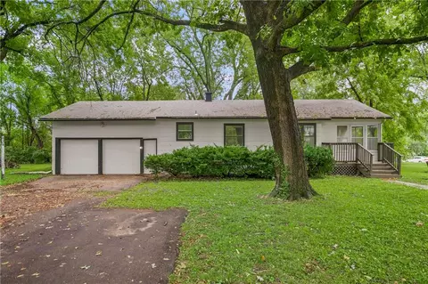9004 E 55th St, Raytown, MO 64133