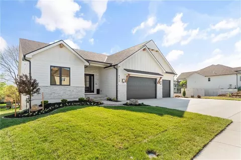 4335 NE Hideaway Dr, Lees Summit, MO 64064 photo 2