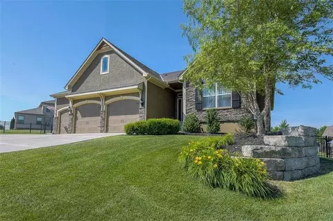 4552 NE Park Ridge Ave, Lees Summit, MO 64064