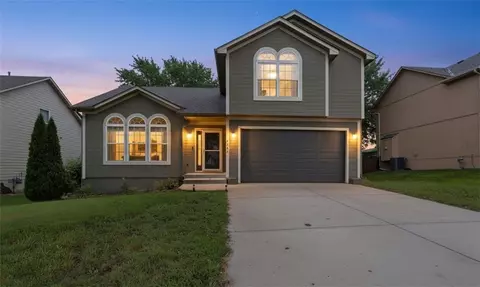 1301 Meadows Ln, Greenwood, MO 64034