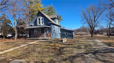 325 Monroe St, Pomona, KS 66076
