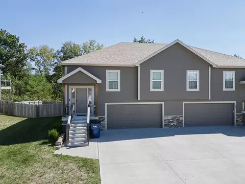 111 Mcgee St, Tonganoxie, KS 66086