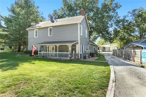 16425 Fort Riley Rd, Leavenworth, KS 66048