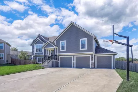 12301 S Burr Oak Cir, Peculiar, MO 64078