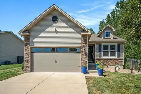 1100 SW Blackpool Dr, Lees Summit, MO 64083