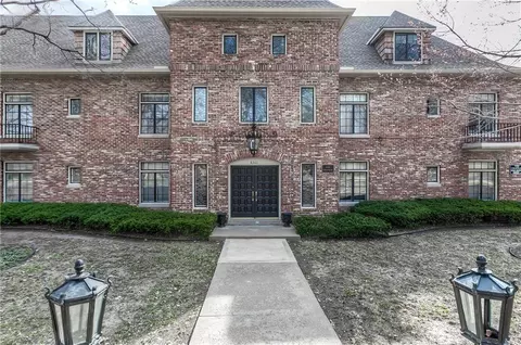 8361 Somerset Dr #303, Prairie Village, KS 66207