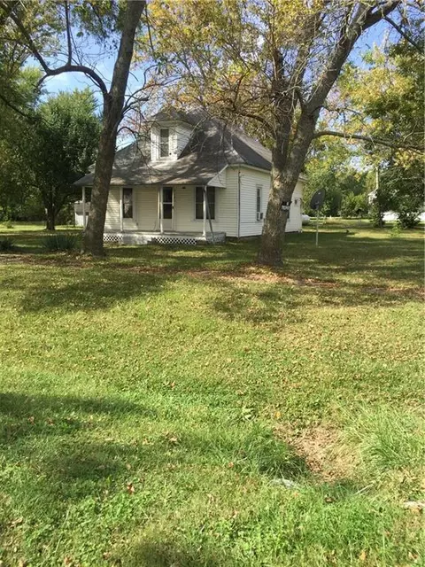 210 N Preston St, Kincaid, KS 66039