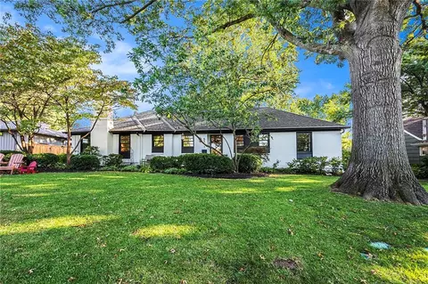 5111 W 64th St, Prairie Village, KS 66208