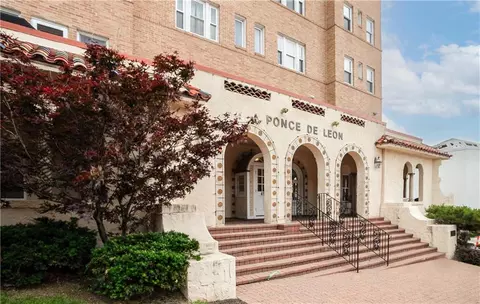 4555 Main St #204, Kansas City, MO 64111