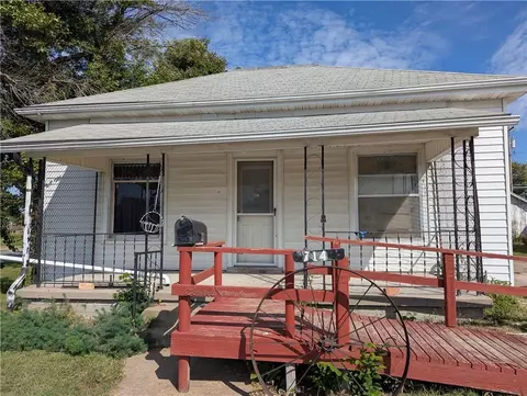 714 Iowa St, Hiawatha, KS 66434