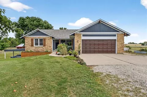 19702 211th St, Tonganoxie, KS 66086