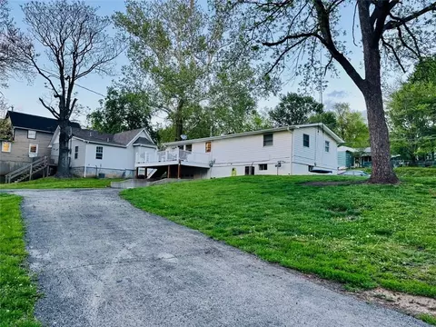 921 N 7th St, Atchison, KS 66002